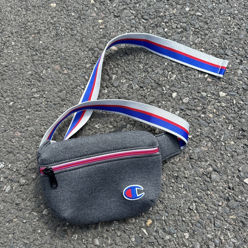 Champion Fanny Pack Crossbody Grey, adjustable strap comfortable wear